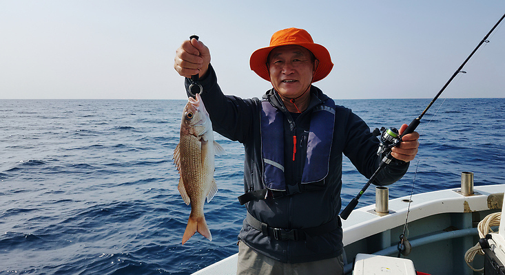 JPG 편집이미지 모자 남자 바다 중년 낚시 어류 한명 들기 상반신 취미 낚싯대 구명조끼 선박 의료성형뷰티 중년남자한명만 편집실사 AI인물포토 AI콘텐츠 1 잡화 수상교통 모션 레저 사람 성인 수중동물 낚시용품 CG 구조용품 남자한명만 중년남자만 파일형식 AI포토
