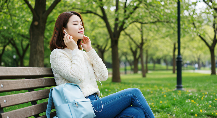 JPG 나무 편집이미지 공원 여자 이어폰 벤치 한명 미소 앉기 성인 손들기 눈감음 다리꼬기 백팩 의료성형뷰티 성인여자한명만 편집실사 AI인물포토 AI콘텐츠 식물 1 공공시설 음향기기 의자 가방 모션 표정 사람 CG 여자한명만 성인여자만 파일형식 AI포토