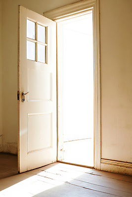 JPG 편집이미지 출입구 사람없음 햇빛 문 오픈 신비 베이지색 편집실사 AI포토 AI콘텐츠 컬러 컨셉 태양 CG 파일형식