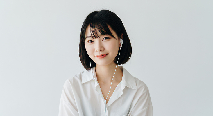 JPG 편집이미지 여자 행복 음악 이어폰 휴식 한명 미소 상반신 성인 취미 음악감상 듣기 흰색 단발머리 즐거움 의료성형뷰티 성인여자한명만 편집실사 AI인물포토 AI콘텐츠 1 헤어스타일 감정 컬러 음향기기 컨셉 모션 문화예술 표정 사람 감상 CG 여자한명만 성인여자만 파일형식 AI포토