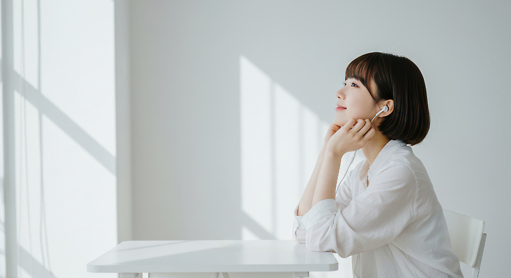 JPG 편집이미지 여자 행복 음악 이어폰 의자 휴식 한명 미소 앉기 상반신 성인 취미 옆모습 턱괴기 음악감상 듣기 흰색 단발머리 창가 책상 즐거움 의료성형뷰티 성인여자한명만 편집실사 AI인물포토 AI콘텐츠 1 헤어스타일 감정 뷰포인트 컬러 음향기기 가구 컨셉 창문 모션 문화예술 표정 사람 감상 CG 여자한명만 성인여자만 파일형식 AI포토