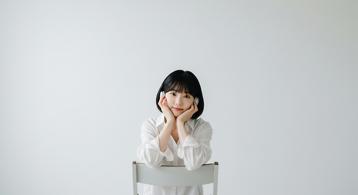 JPG 편집이미지 여자 행복 음악 의자 휴식 한명 미소 앉기 상반신 성인 취미 헤드폰 턱괴기 음악감상 듣기 흰색 단발머리 즐거움 꽃받침 의료성형뷰티 성인여자한명만 편집실사 AI인물포토 AI콘텐츠 1 헤어스타일 감정 컬러 음향기기 가구 컨셉 모션 문화예술 표정 사람 손짓 감상 CG 여자한명만 성인여자만 파일형식 AI포토