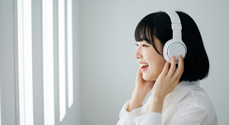 JPG 편집이미지 여자 행복 음악 휴식 한명 미소 상반신 성인 취미 옆모습 헤드폰 음악감상 듣기 흰색 잡기 단발머리 즐거움 의료성형뷰티 성인여자한명만 편집실사 AI인물포토 AI콘텐츠 1 헤어스타일 감정 뷰포인트 컬러 음향기기 컨셉 모션 문화예술 표정 사람 감상 CG 여자한명만 성인여자만 파일형식 AI포토