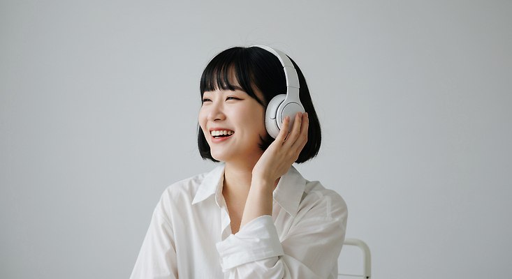 JPG 편집이미지 여자 행복 음악 와이셔츠 휴식 한명 미소 상반신 성인 취미 헤드폰 음악감상 듣기 흰색 잡기 단발머리 즐거움 의료성형뷰티 성인여자한명만 편집실사 AI인물포토 AI콘텐츠 1 헤어스타일 감정 컬러 음향기기 컨셉 셔츠 모션 문화예술 표정 사람 감상 CG 여자한명만 성인여자만 파일형식 AI포토