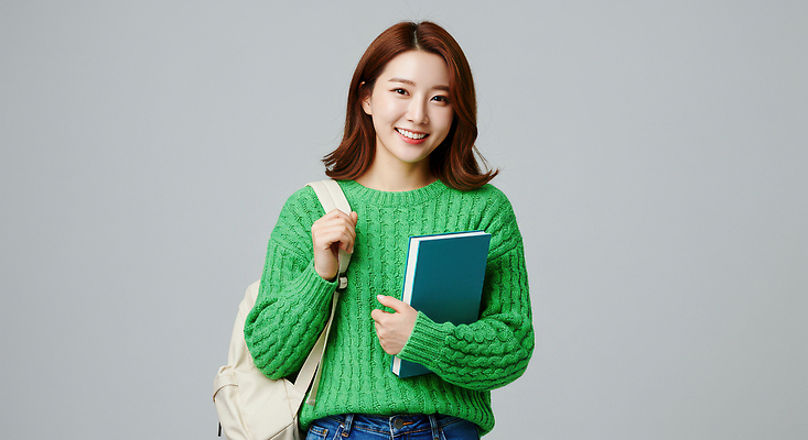 JPG 편집이미지 여자 대학생 한명 미소 들기 상반신 성인 책 잡기 백팩 의료성형뷰티 성인여자한명만 편집실사 AI인물포토 AI콘텐츠 1 학생 가방 모션 표정 사람 CG 여자한명만 성인여자만 파일형식 AI포토