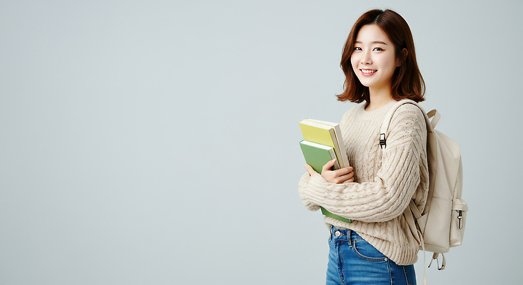 JPG 편집이미지 여자 대학생 한명 미소 들기 상반신 성인 책 백팩 의료성형뷰티 성인여자한명만 편집실사 AI인물포토 AI콘텐츠 1 학생 가방 모션 표정 사람 CG 여자한명만 성인여자만 파일형식 AI포토