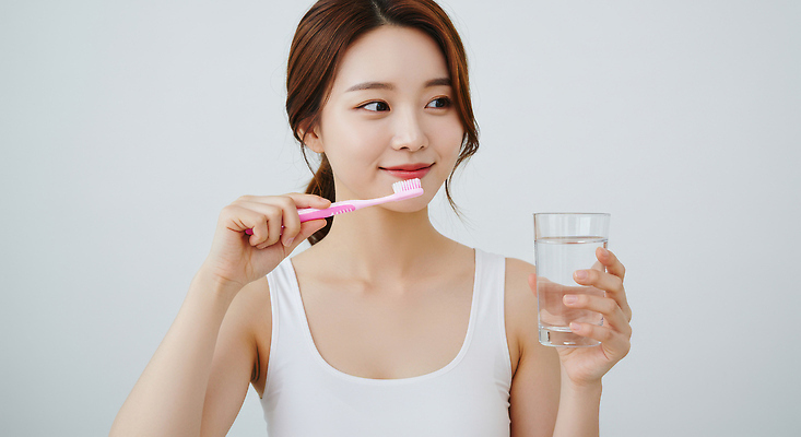 JPG 편집이미지 여자 한명 웃음 들기 상반신 성인 건강관리 흰색 칫솔 양치컵 치아건강 의료성형뷰티 성인여자한명만 편집실사 AI인물포토 AI콘텐츠 1 컬러 모션 표정 건강 관리 사람 컵 위생용품 양치 CG 여자한명만 성인여자만 파일형식 AI포토