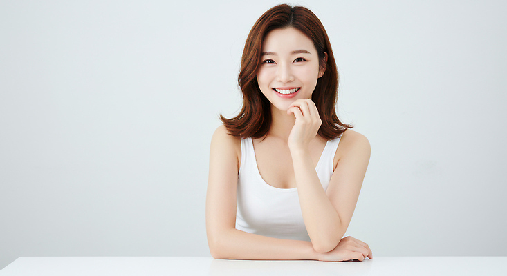 JPG 편집이미지 여자 한명 웃음 상반신 성인 건강관리 턱괴기 흰색 의료성형뷰티 성인여자한명만 편집실사 AI인물포토 AI콘텐츠 1 컬러 모션 표정 건강 관리 사람 CG 여자한명만 성인여자만 파일형식 AI포토