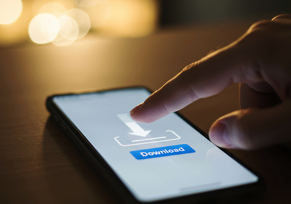 JPG 편집이미지 손 신체부위 스마트폰 터치 다운로드 해킹 불법다운로드 편집실사 AI인물포토 AI콘텐츠 사람 핸드폰 스마트기기 CG 불법 파일형식 AI포토