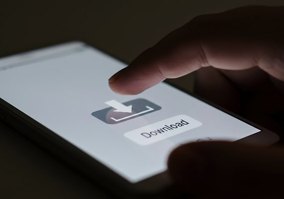 JPG 편집이미지 손 신체부위 스마트폰 터치 다운로드 해킹 불법다운로드 편집실사 AI인물포토 AI콘텐츠 사람 핸드폰 스마트기기 CG 불법 파일형식 AI포토