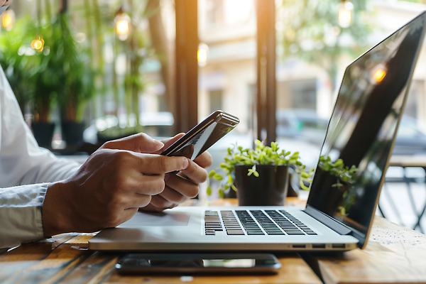 JPG 식물 편집이미지 손 화분 전등 들기 신체부위 노트북 스마트폰 보케 해킹 나무탁자 편집실사 AI인물포토 AI콘텐츠 모션 탁자 조명 사람 전자제품 핸드폰 스마트기기 CG 파일형식 AI포토