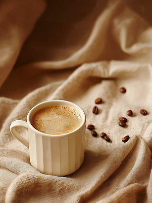 JPG 편집이미지 그림자 사람없음 원두 커피잔 천 라떼 베이지색 편집실사 AI포토 AI콘텐츠 커피 컬러 잔 직물 CG 파일형식