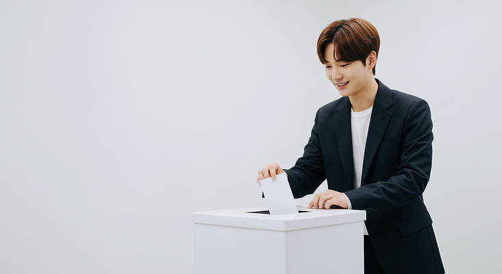 JPG 편집이미지 남자 한명 성인 선택 결과 투표 선거 투표함 넣기 의료성형뷰티 성인남자한명만 대통령선거 편집실사 AI인물포토 AI콘텐츠 1 컨셉 모션 사람 민주주의 CG 남자한명만 성인남자만 파일형식 AI포토