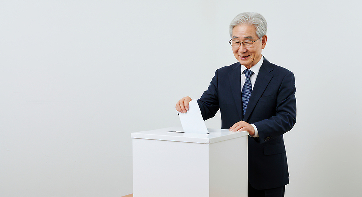 JPG 편집이미지 노년 한명 선택 결과 투표 선거 투표함 넣기 의료성형뷰티 노인남자한명만 대통령선거 편집실사 AI인물포토 AI콘텐츠 1 컨셉 모션 사람 성인 민주주의 CG 남자한명만 노인남자만 파일형식 AI포토