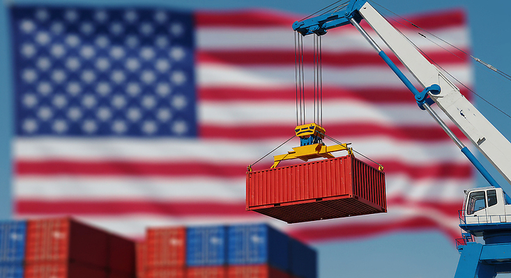 JPG 편집이미지 비즈니스 사람없음 경제 파란색 미국 성조기 위험 컨테이너 사회이슈 기중기 무역 전쟁 관세 무역전쟁 세관 편집실사 IC큐레이션 AI포토 AI콘텐츠 산업 컬러 컨셉 북아메리카 중장비 국기 CG 세금 파일형식 관세청