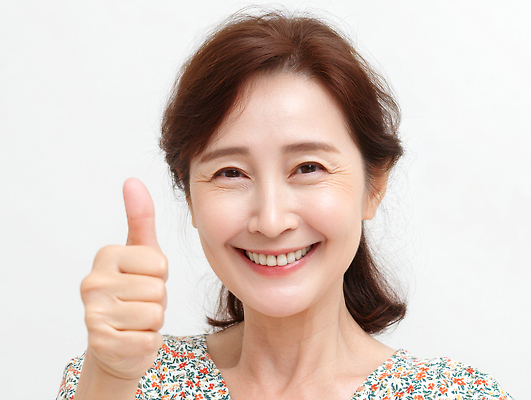 JPG 편집이미지 여자 중년 한명 웃음 상반신 앞모습 희망 최고 선택 추천 따봉 의료성형뷰티 좋음 중년여자한명만 편집실사 AI인물포토 AI콘텐츠 1 감정 뷰포인트 컨셉 표정 사람 성인 CG 여자한명만 중년여자만 파일형식 AI포토