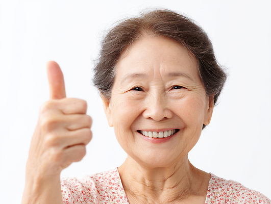 JPG 편집이미지 여자 노년 할머니 한명 웃음 상반신 앞모습 희망 최고 선택 추천 따봉 의료성형뷰티 좋음 노인여자한명만 편집실사 AI인물포토 AI콘텐츠 1 감정 뷰포인트 컨셉 표정 사람 성인 CG 여자한명만 노인여자만 파일형식 AI포토