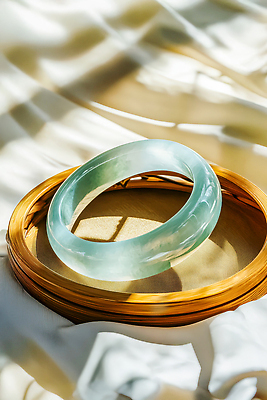 JPG 편집이미지 장신구 팔찌 쟁반 그림자 사람없음 햇빛 고급 보석 천 오브젝트 옥 베이지색 편집실사 AI포토 AI콘텐츠 컬러 컨셉 태양 직물 광석 CG 파일형식