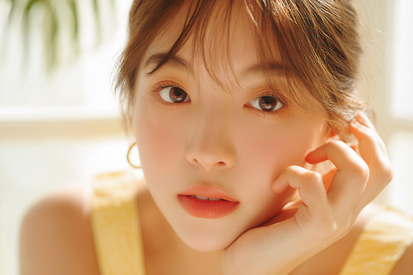 JPG 편집이미지 여자 한명 근접촬영 상반신 성인 햇빛 뷰티 노란색 턱괴기 창가 뷰티풀 상큼발랄 의료성형뷰티 성인여자한명만 편집실사 AI인물포토 AI콘텐츠 1 뷰포인트 컬러 창문 모션 사람 태양 CG 여자한명만 성인여자만 파일형식 AI포토