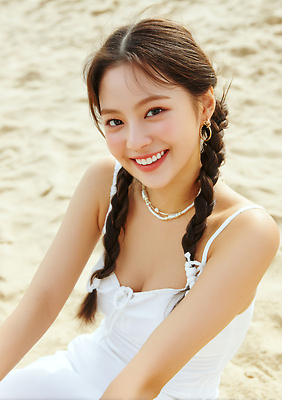 JPG 편집이미지 원피스 여자 여행 목걸이 한명 미소 앉기 상반신 성인 해변 여름휴가 모래사장 귀걸이 휴양지 의료성형뷰티 성인여자한명만 편집실사 AI인물포토 AI콘텐츠 1 옷 바다 장신구 모션 휴가 표정 사람 장소 CG 여자한명만 성인여자만 파일형식 여름_계절 AI포토