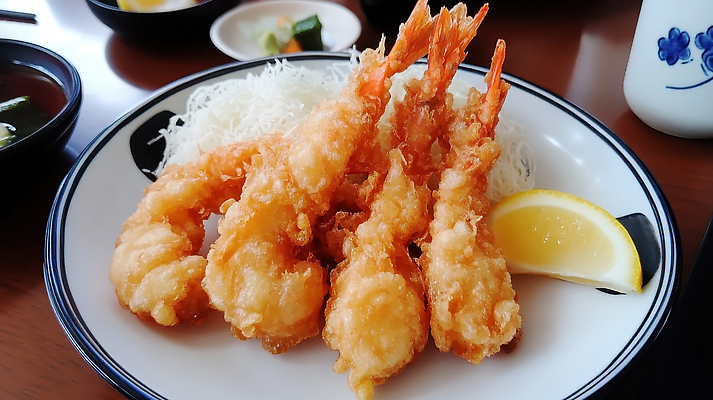 JPG 편집이미지 접시 식탁 요리 사람없음 레몬 새우튀김 덴푸라 양배추샐러드 일식집 바삭바삭 맛있는 편집실사 AI포토 AI콘텐츠 식기 컨셉 과일 탁자 새우 식당 샐러드 튀김 CG 일본음식 파일형식