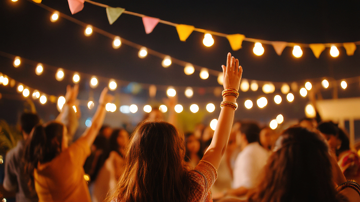 JPG 편집이미지 여자 남자 여러명 상반신 성인 야외 뒷모습 여름 파티 손들기 군중 저녁 즐거움 가랜드 알전구 성인만 루프탑 편집실사 AI인물포토 AI콘텐츠 계절 감정 뷰포인트 다수 전구 모션 사람 이벤트 야간 CG 파티용품 파일형식 AI포토