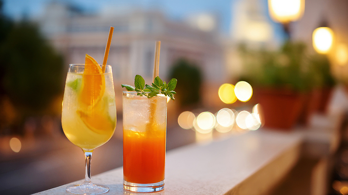 JPG 편집이미지 오렌지 빨대 사람없음 야외 여름 빛 도시 칵테일 바 저녁 칵테일잔 보케 야외테라스 페퍼민트 루프탑 편집실사 AI포토 AI콘텐츠 계절 술잔 과일 주류 파티 발코니 야간 민트 CG 파일형식