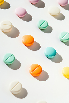 JPG 편집이미지 패턴 의학 그림자 사람없음 알약 배열 일렬 편집실사 AI포토 AI콘텐츠 무늬 약 CG 파일형식