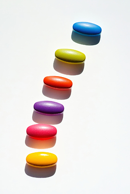 JPG 편집이미지 의학 그림자 사람없음 컬러풀 알약 배열 일렬 편집실사 AI포토 AI콘텐츠 컬러 약 CG 파일형식