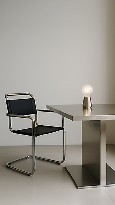 JPG 편집이미지 의자 전구 탁자 사람없음 인테리어 사무실 은색 철 모던 심플 스틸 편집실사 AI포토 AI콘텐츠 디자인 컬러 가구 비즈니스 CG 파일형식