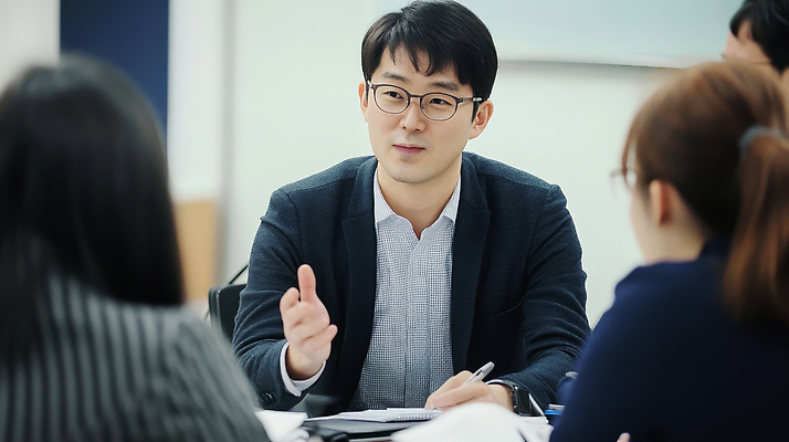 JPG 편집이미지 여자 남자 회의 미소 여러명 상반신 성인 손들기 비즈니스맨 비즈니스우먼 토론 회의실 의료성형뷰티 성인만 안경낌 편집실사 AI인물포토 AI콘텐츠 안경 다수 비즈니스 모션 표정 사람 직장인 CG 파일형식 AI포토