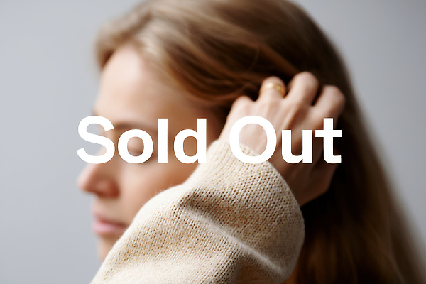 JPG 편집이미지 여자 얼굴 텍스트 한명 성인 타이포그라피 쇼핑 잡기 니트 매진 아쉬움 품절 성인여자한명만 이미지편집 편집실사 AI인물포토 AI콘텐츠 문자 1 감정 상의 모션 사람 신체부위 CG 여자한명만 성인여자만 파일형식 AI포토