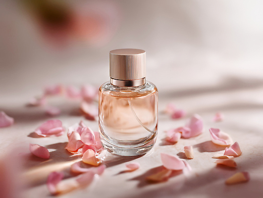 JPG 편집이미지 꽃잎 분홍색 사람없음 햇빛 로맨틱 향수 감성 성년의날 향수병 편집실사 AI포토 AI콘텐츠 기념일 꽃 컬러 컨셉 태양 화장품 CG 병_담는 파일형식