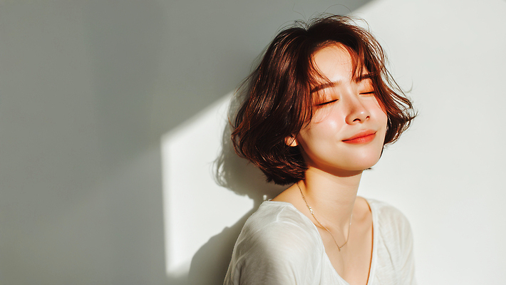 JPG 모델 편집이미지 여자 휴식 한명 미소 상반신 성인 햇빛 뷰티 눈감음 단발머리 창가 헤어관리 뷰티풀 의료성형뷰티 성인여자한명만 편집실사 AI인물포토 AI콘텐츠 1 헤어스타일 컨셉 창문 모션 표정 사람 태양 CG 여자한명만 성인여자만 파일형식 AI포토