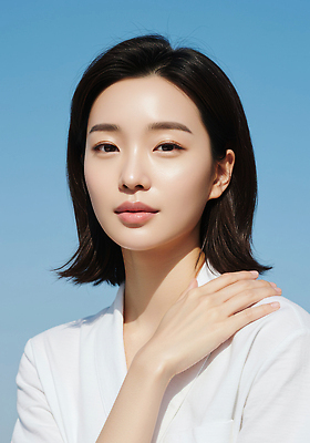 JPG 편집이미지 여자 하늘 한명 상반신 성인 여름 파란색 햇빛 뷰티 잡기 단발머리 시원함 피부관리 의료성형뷰티 성인여자한명만 피부톤 퍼스널컬러 편집실사 AI인물포토 AI콘텐츠 1 헤어스타일 계절 컬러 모션 사람 태양 피부 CG 여자한명만 성인여자만 파일형식 AI포토