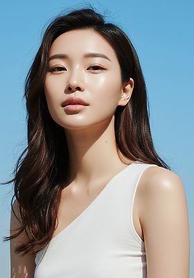 JPG 편집이미지 여자 하늘 한명 상반신 성인 여름 파란색 햇빛 뷰티 시원함 피부관리 의료성형뷰티 성인여자한명만 피부톤 퍼스널컬러 편집실사 AI인물포토 AI콘텐츠 1 계절 컬러 사람 태양 피부 CG 여자한명만 성인여자만 파일형식 AI포토