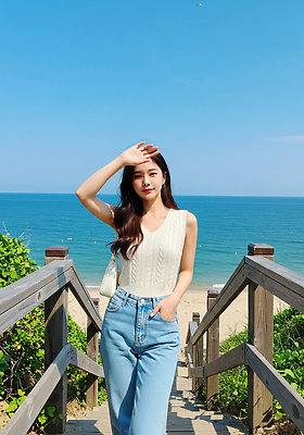 JPG 전신 편집이미지 여자 가방 한명 미소 성인 해변 유행 손들기 걷기 청바지 가림 풀 주머니손 여름옷 나무계단 의료성형뷰티 성인여자한명만 오오티디 편집실사 AI인물포토 AI콘텐츠 식물 1 잡화 옷 패션 바다 바지 모션 표정 사람 계단 CG 신조어 여자한명만 성인여자만 파일형식 여름_계절 AI포토