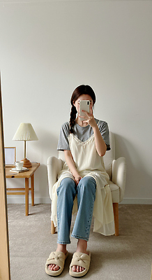 JPG 전신 편집이미지 여자 의자 슬리퍼 한명 들기 앉기 성인 스마트폰 유행 사진촬영 머그컵 청바지 스탠드 컵받침 여름옷 나무탁자 의료성형뷰티 성인여자한명만 오오티디 편집실사 AI인물포토 AI콘텐츠 1 옷 패션 가구 신발 바지 모션 탁자 조명 사람 컵 핸드폰 스마트기기 촬영 받침대 CG 신조어 여자한명만 성인여자만 파일형식 여름_계절 AI포토