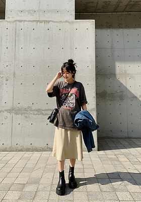 JPG 전신 편집이미지 여자 가방 그림자 한명 미소 들기 성인 유행 손들기 청자켓 여름옷 의료성형뷰티 성인여자한명만 오오티디 편집실사 AI인물포토 AI콘텐츠 1 잡화 옷 패션 모션 표정 사람 재킷 CG 신조어 여자한명만 성인여자만 파일형식 여름_계절 AI포토