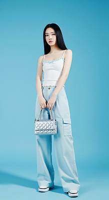 JPG 전신 편집이미지 여자 포즈 스튜디오 한명 들기 성인 파란색 유행 핸드백 여름옷 의료성형뷰티 성인여자한명만 오오티디 편집실사 AI인물포토 AI콘텐츠 1 옷 패션 컬러 가방 모션 사람 CG 신조어 여자한명만 성인여자만 파일형식 여름_계절 AI포토