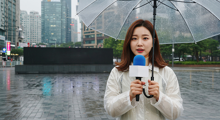 JPG 편집이미지 여자 날씨 안내 한명 들기 상반신 성인 기자 뉴스 일기예보 마이크 기상청 기상캐스터 의료성형뷰티 성인여자한명만 편집실사 AI인물포토 AI콘텐츠 직업 1 음향기기 모션 사람 CG 여자한명만 성인여자만 파일형식 AI포토