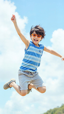 JPG 전신 편집이미지 남자 어린이 하늘색 하늘 밝음 한명 웃음 소년 야외 캐주얼 여름 민소매 점프 활발 에너지 자유 즐거움 활기 의료성형뷰티 소년한명만 편집실사 AI인물포토 AI콘텐츠 1 옷 계절 감정 컨셉 상의 모션 표정 사람 파란색 CG 남자한명만 소년만 파일형식 AI포토