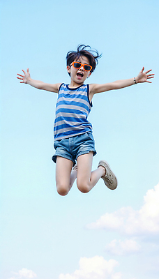 JPG 전신 편집이미지 남자 어린이 하늘색 하늘 밝음 한명 웃음 소년 야외 캐주얼 여름 민소매 점프 활발 에너지 자유 즐거움 활기 의료성형뷰티 소년한명만 편집실사 AI인물포토 AI콘텐츠 1 옷 계절 감정 컨셉 상의 모션 표정 사람 파란색 CG 남자한명만 소년만 파일형식 AI포토