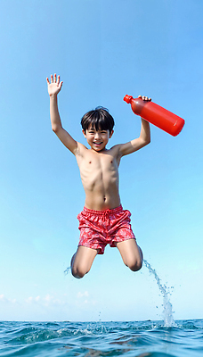 JPG 전신 편집이미지 남자 어린이 바다 하늘색 물놀이 밝음 한명 웃음 소년 해변 야외 캐주얼 여름 점프 활발 에너지 즐거움 활기 의료성형뷰티 소년한명만 편집실사 AI인물포토 AI콘텐츠 1 옷 계절 감정 컨셉 모션 놀이 표정 사람 파란색 CG 남자한명만 소년만 파일형식 AI포토