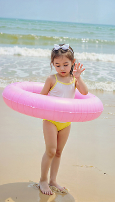 JPG 전신 편집이미지 여자 어린이 바다 포즈 놀이 휴가 밝음 한명 소녀 야외 여름 에너지 자유 탐험 즐거움 튜브 활기 의료성형뷰티 소녀한명만 편집실사 AI인물포토 AI콘텐츠 1 계절 감정 컨셉 사람 CG 여자한명만 소녀만 파일형식 AI포토