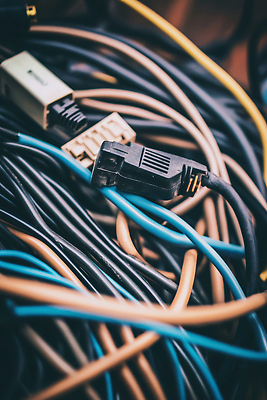 JPG 편집이미지 사람없음 빈티지 플러그 폐기물 버리기 케이블선 꼬임 복잡 전자부품 뭉침 편집실사 AI포토 AI콘텐츠 컨셉 모션 전선 부속품 쓰레기 CG 파일형식