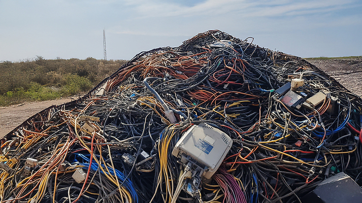 JPG 편집이미지 하늘 사람없음 야외 빈티지 플러그 폐기물 버리기 케이블선 꼬임 무더기 복잡 전자부품 뭉침 편집실사 AI포토 AI콘텐츠 컨셉 모션 전선 부속품 쓰레기 CG 파일형식