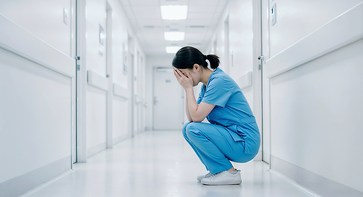 JPG 편집이미지 여자 감정 생각 휴식 병원 피곤 한명 성인 간호사 의사 슬픔 흰색 응급 복도 좌절 울음 고민 웅크림 얼굴가리기 의료성형뷰티 성인여자한명만 편집실사 AI인물포토 AI콘텐츠 1 컬러 컨셉 의학 모션 표정 사람 의료진 긴급 가림 CG 여자한명만 성인여자만 파일형식 AI포토