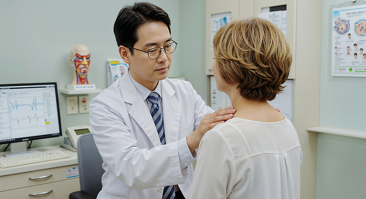 JPG 편집이미지 여자 남자 안경 건강 설명 성인 두명 마주보기 모형 건강관리 믿음 모니터 진료 환자 의사 키보드 의사가운 전문직 전화기 집중 소통 신체해부도 진료실 의료성형뷰티 성인만 편집실사 AI인물포토 AI콘텐츠 직업 잡화 감정 컨셉 해부 의학 모션 병원 관리 사람 컴퓨터 의료진 가운 CG 파일형식 AI포토