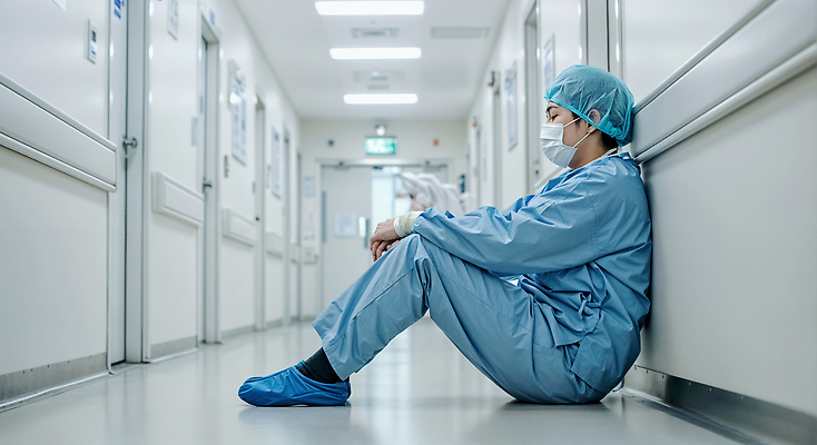 JPG 편집이미지 남자 생각 휴식 스트레스 병원 피곤 마스크 한명 앉기 성인 파란색 간호사 의사 복도 고독 고민 수술복 웅크림 의료성형뷰티 성인남자한명만 편집실사 AI인물포토 AI콘텐츠 1 감정 컬러 컨셉 의학 모션 사람 의료진 가운 CG 남자한명만 성인남자만 파일형식 AI포토